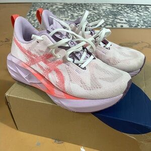 ASICS Women's NOVABLAST 5 Running Shoes size 8 wide